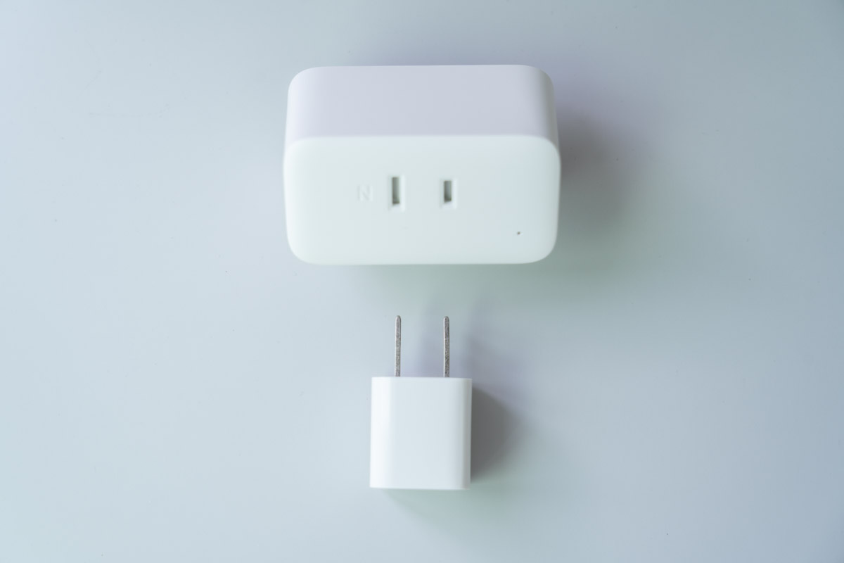 SwitchBotプラグミニとiPhone付属の電源プラグの比較