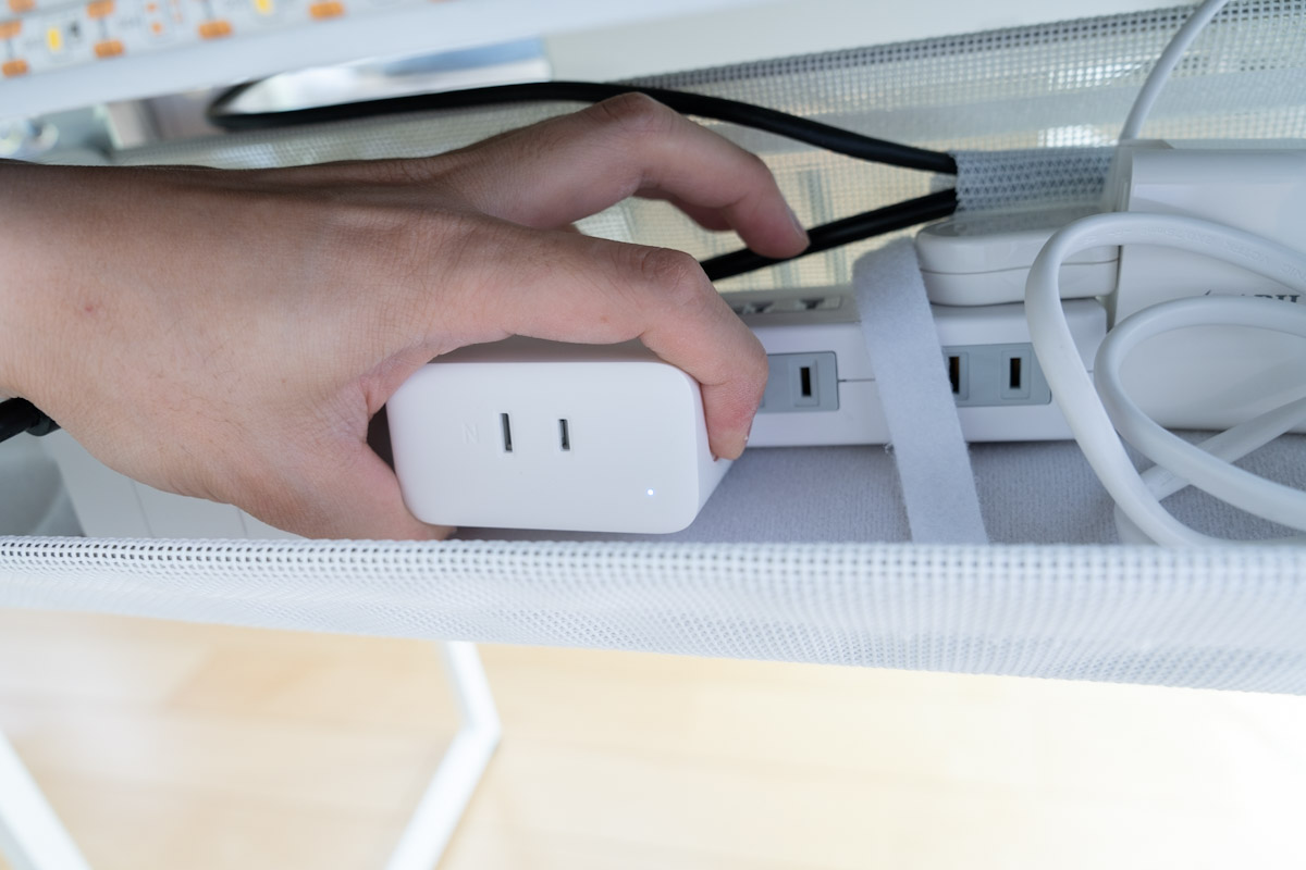 SwitchBotプラグミニを電源タップにさしこむ