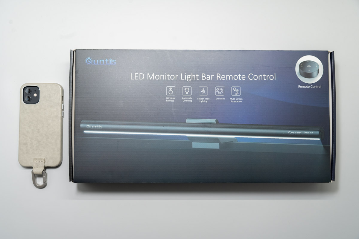 Quntis モニターライト HY210のパッケージをiPhone12と比べている