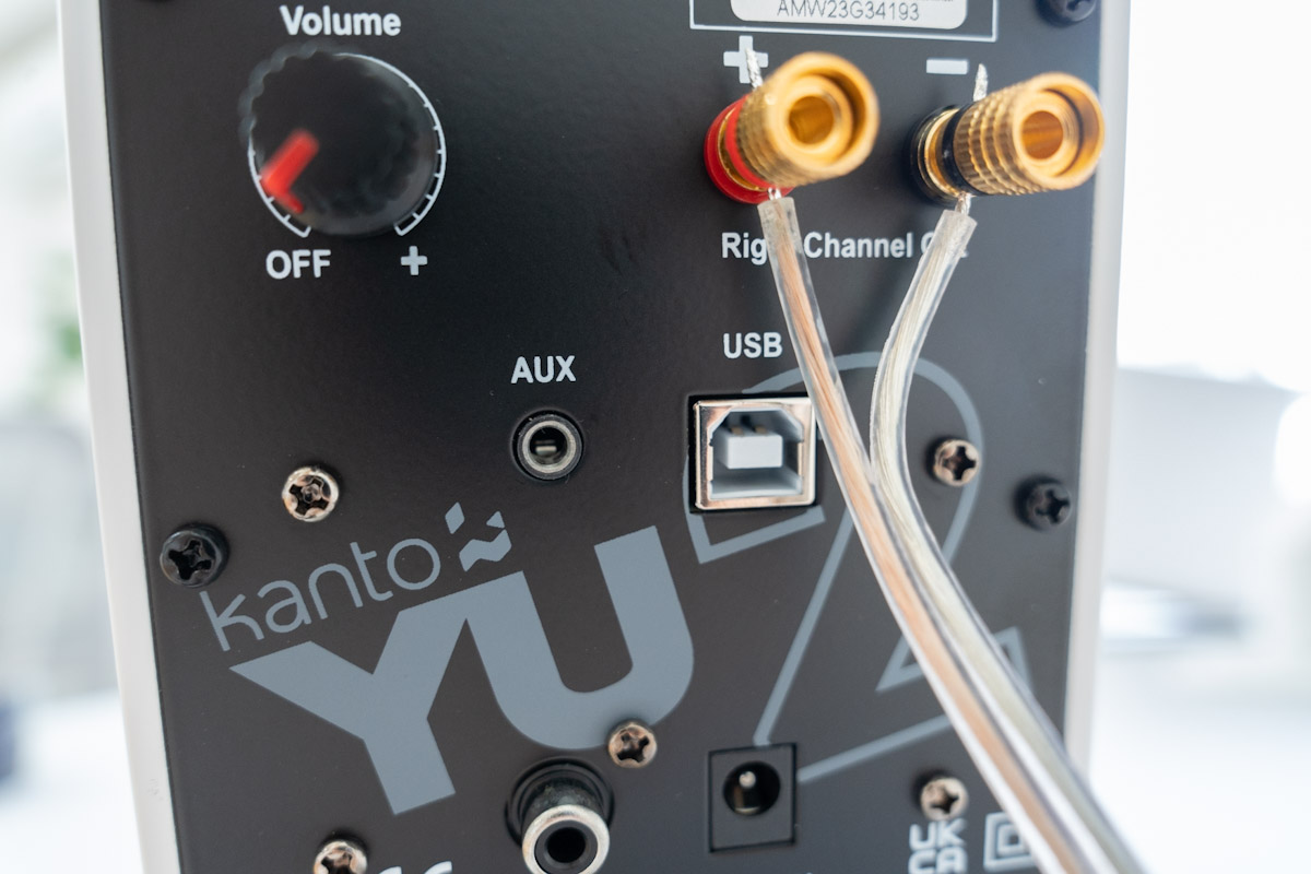Kanto audio YU2の背面