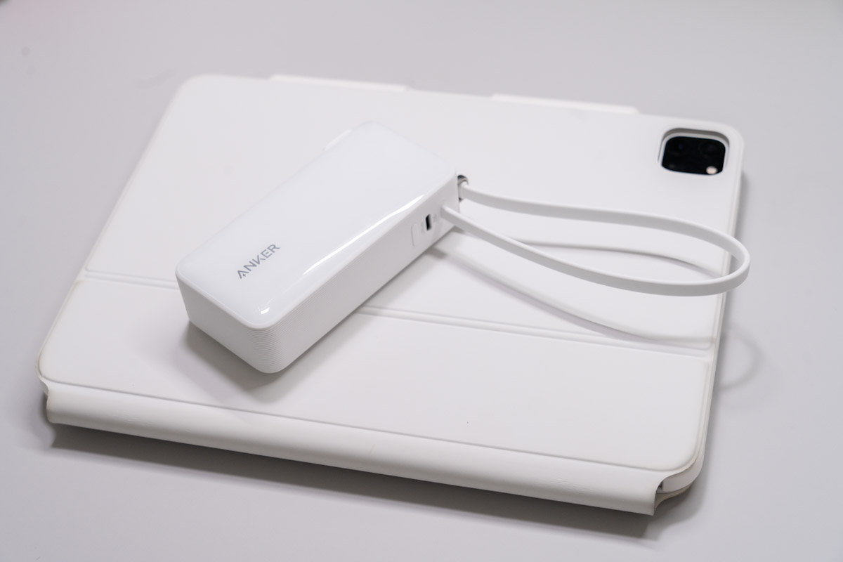 Anker Power Bank (10000mAh, Fusion, Built-In USB-C ケーブル)と11インチiPad Pro