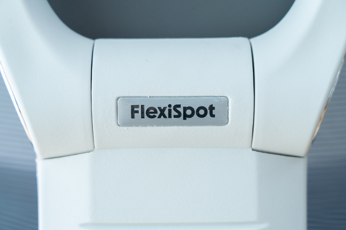 FlexiSpot C7 Air背面のロゴ