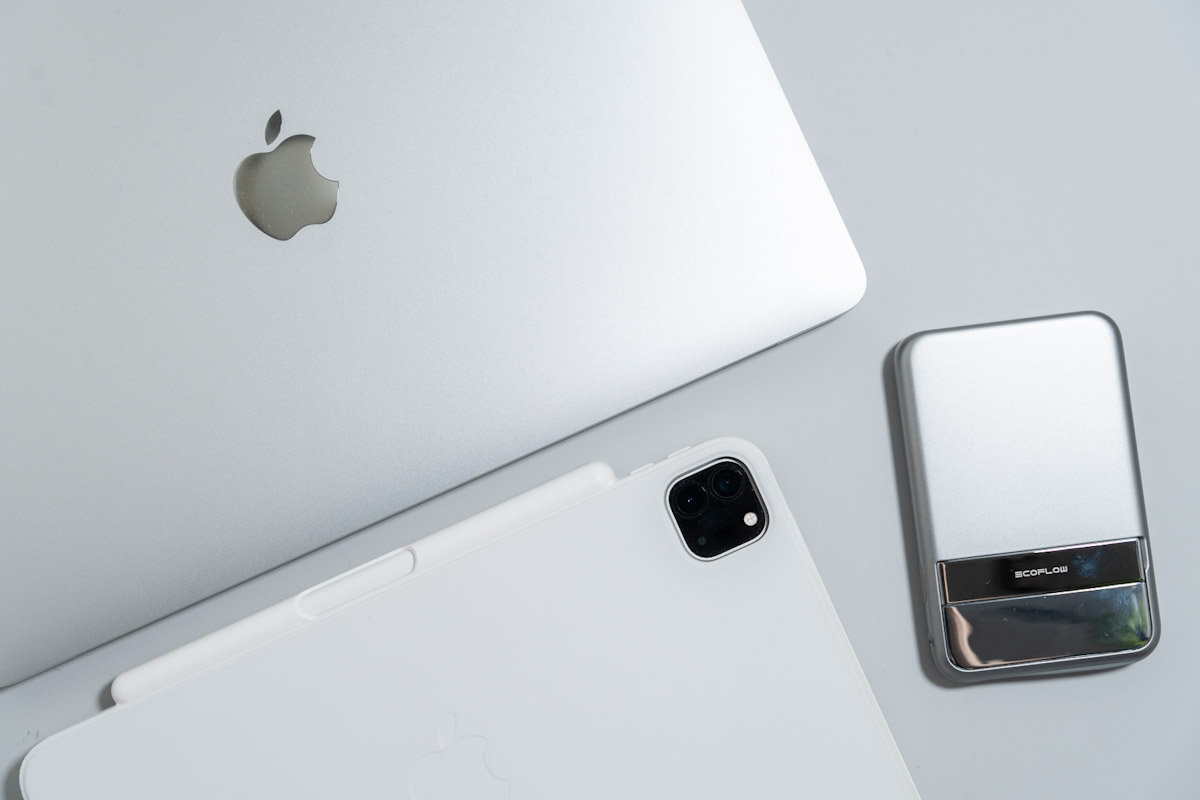 EcoFlow RAPID Magnetic Power BankとMacBookAirとiPad Pro