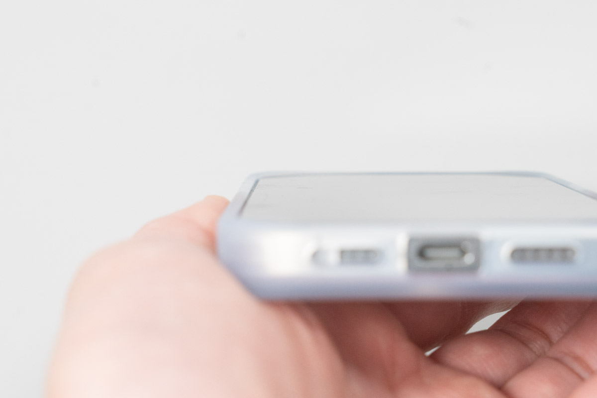 CASEKOO MagicStand ProをiPhoneに装着