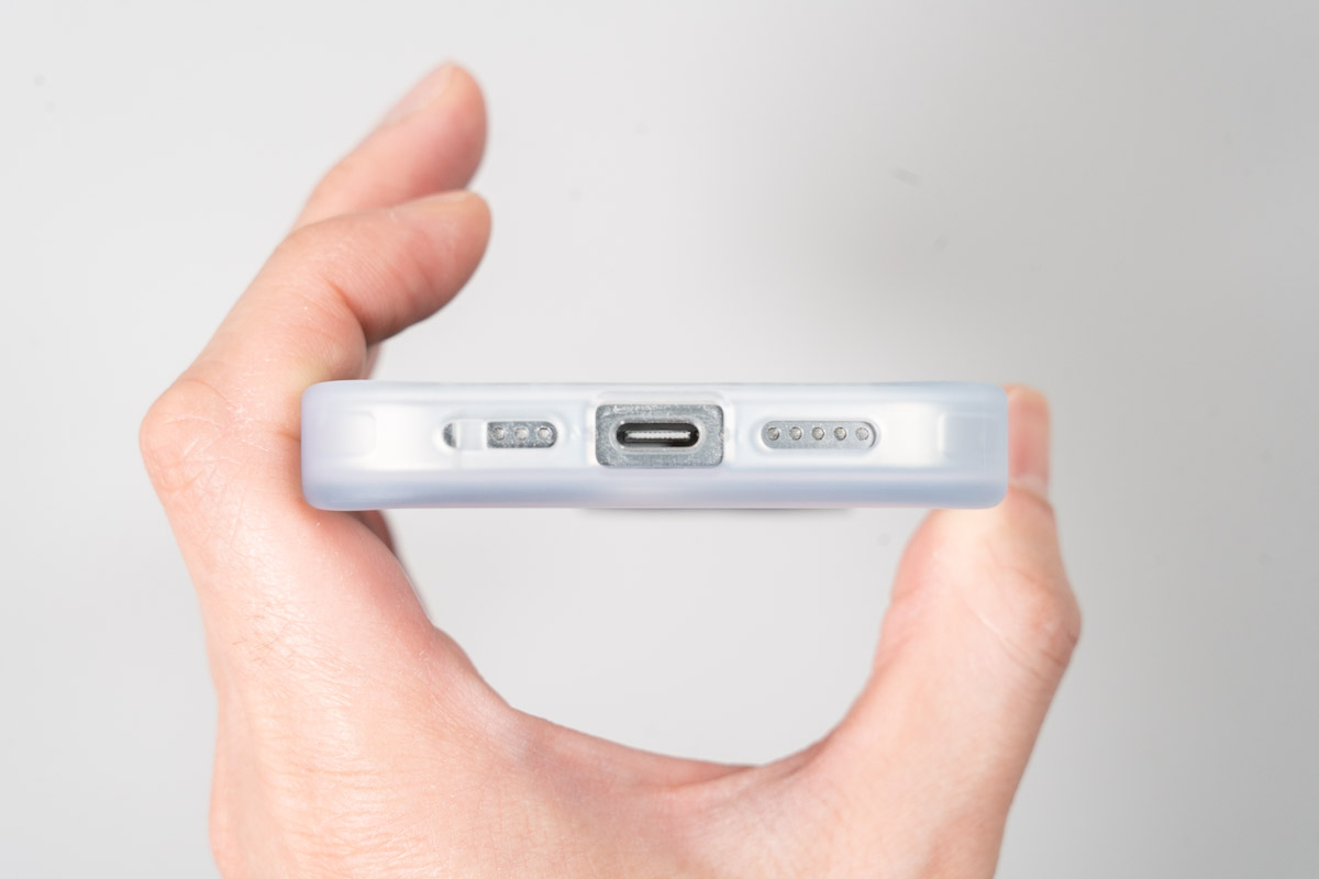 CASEKOO MagicStand ProをiPhoneに装着