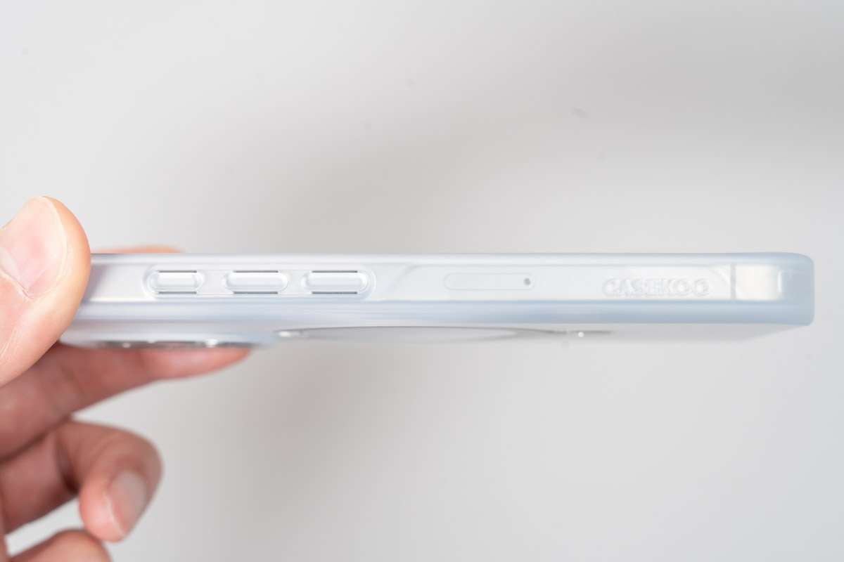 CASEKOO MagicStand ProをiPhoneに装着