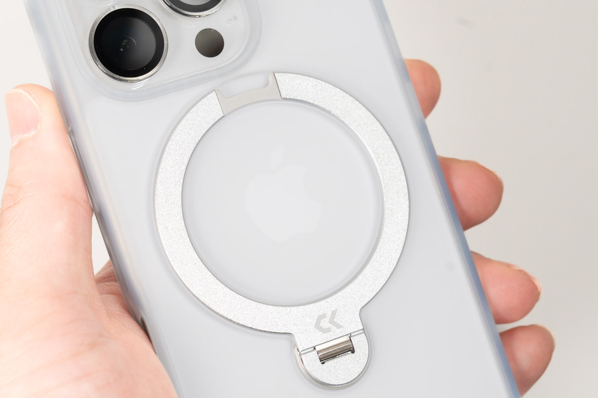 CASEKOO MagicStand ProをiPhoneに装着