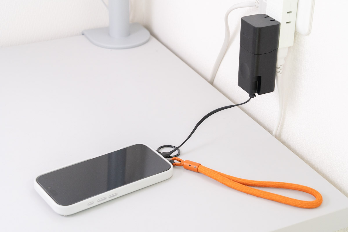 RORRY コンセント一体型モバイルバッテリー CB02はパススルー充電にも対応している