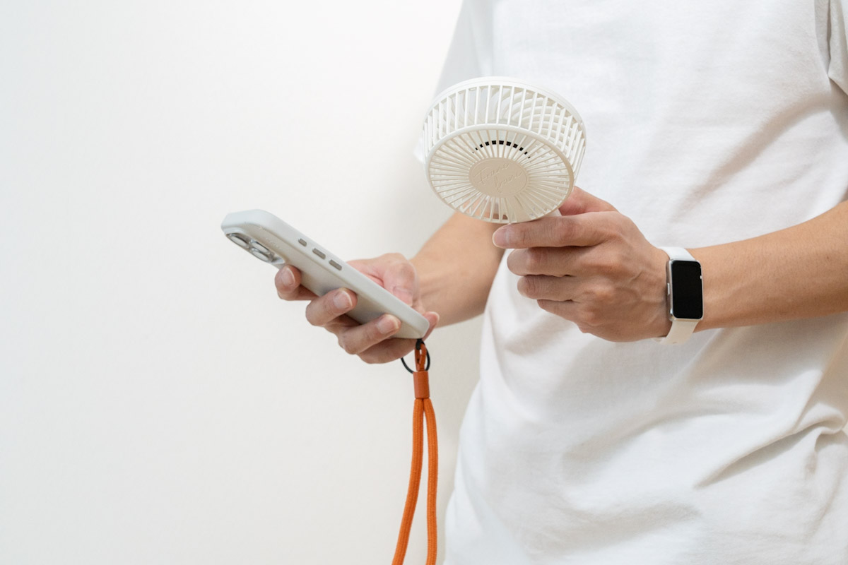 スマホを持ちながらハンディファン
