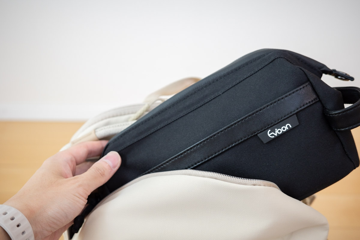 PGYTECH OneGo Lite Backpackのメイン上部の収納にガジェットポーチ