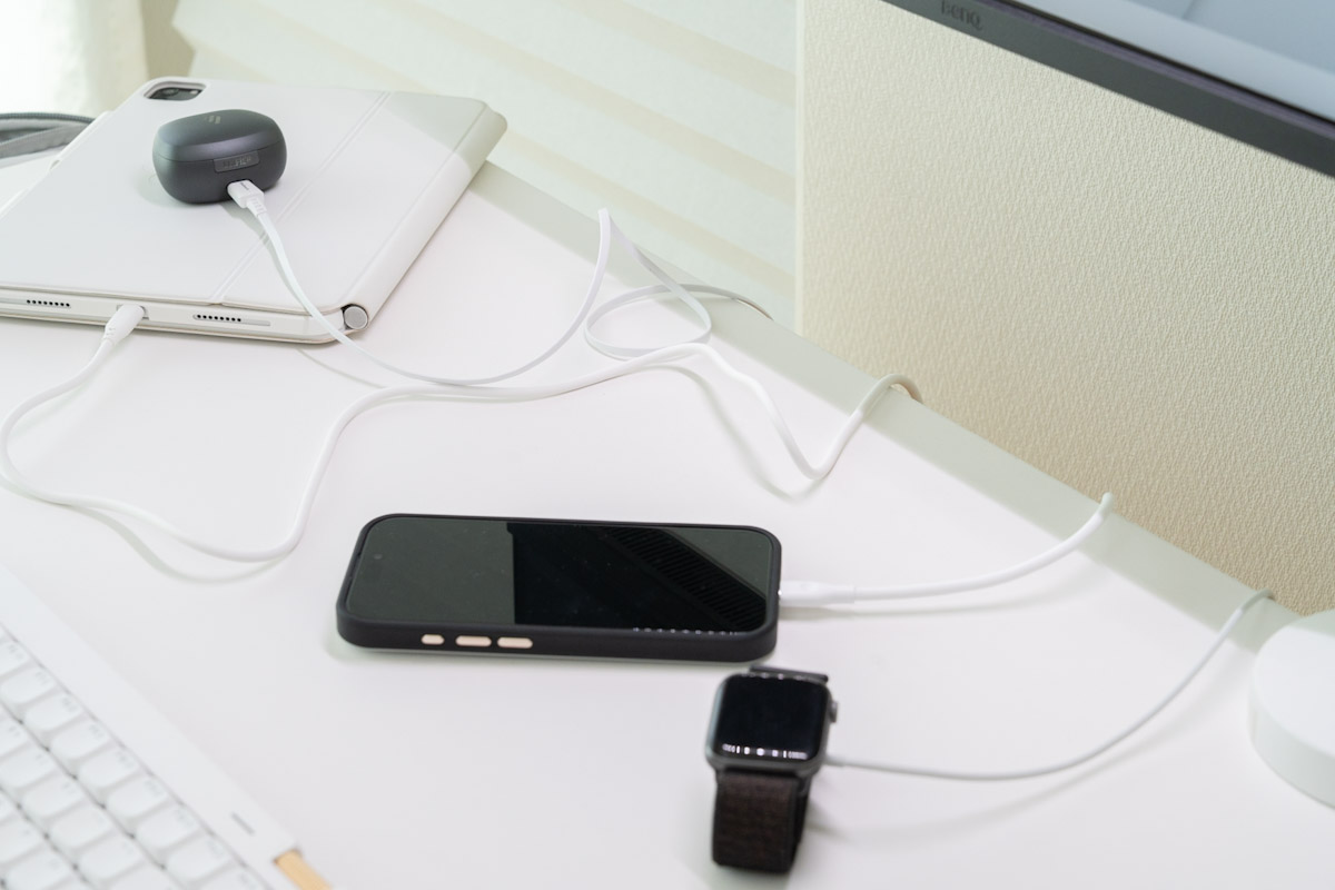 複数デバイスを充電しようとするとケーブルがごちゃついてしまう