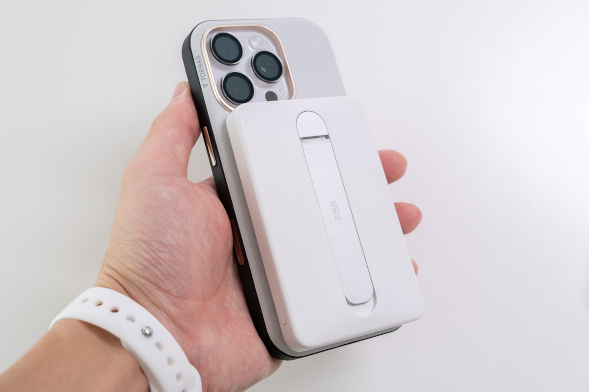 TORRAS Ostand Q3 レザートーンにモバイルバッテリー