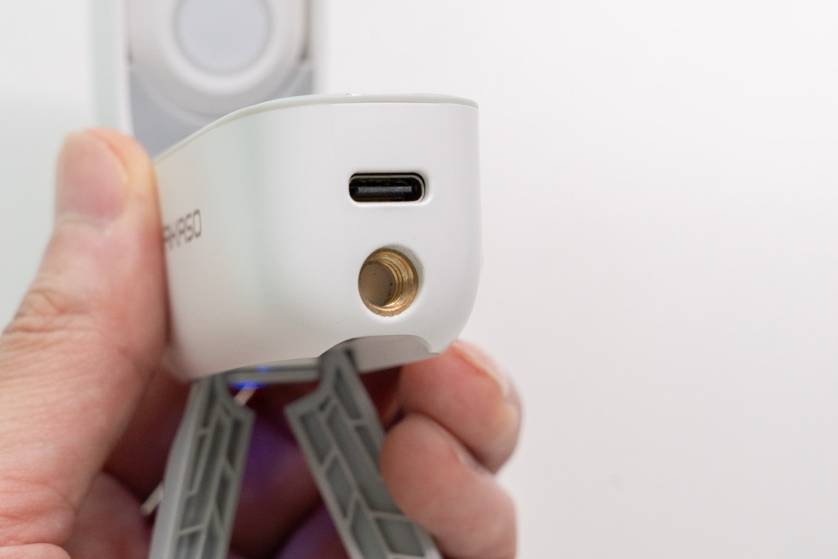 AKASO SnapXの充電用ポッドにネジ穴