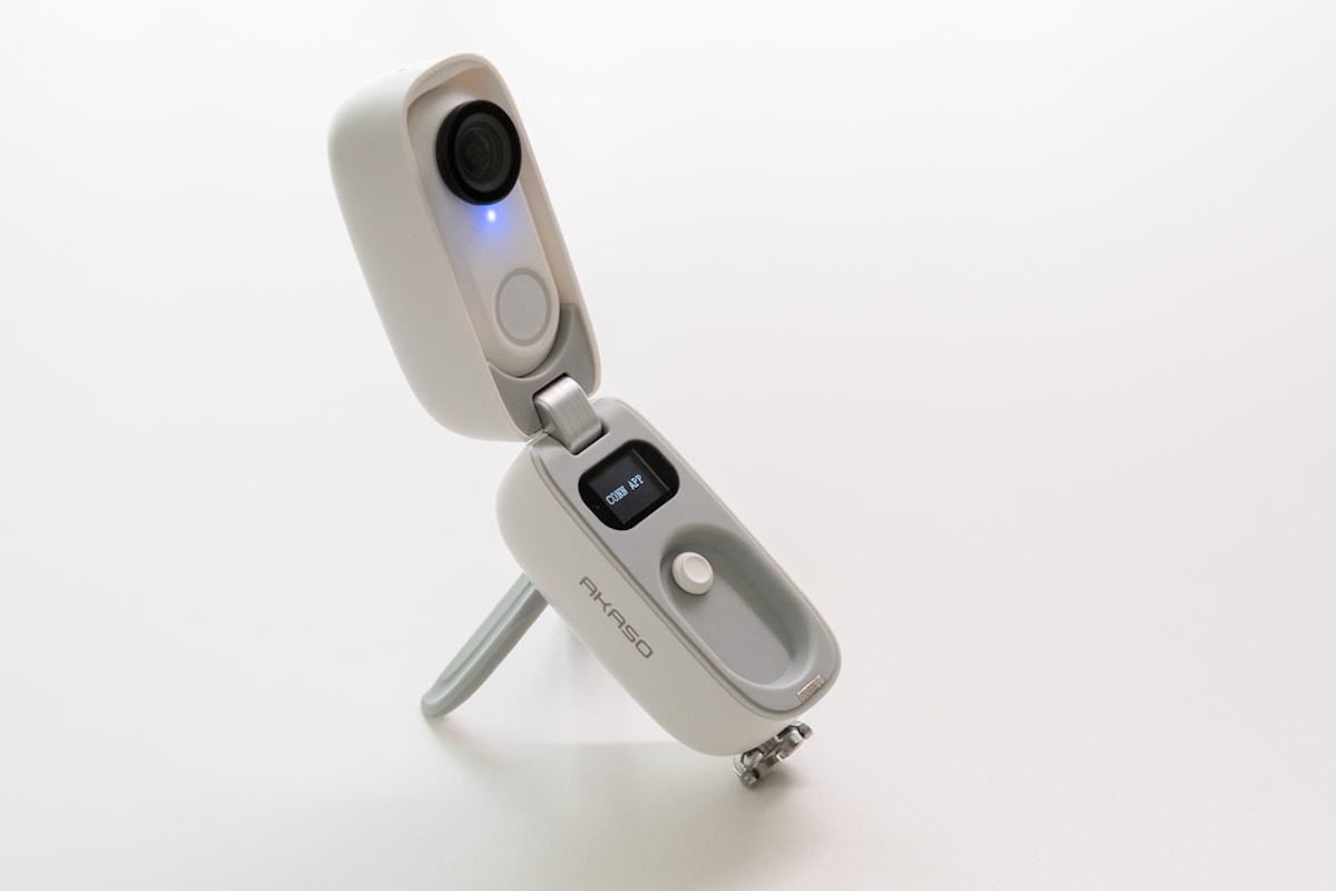 AKASO SnapXの充電用ポッドはスタンド付き