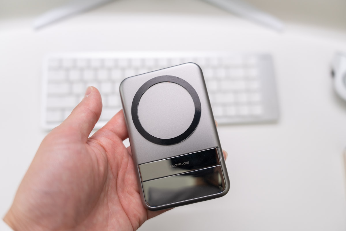 MagSafe対応モバイルバッテリーにマグネットリングを貼り付け