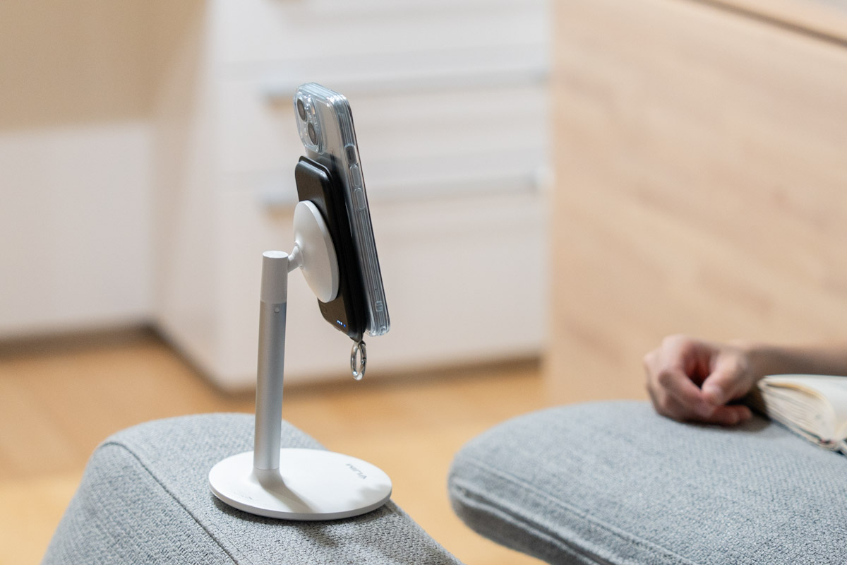 MATECH MagOn Air 5000をスタンドに固定しながらiPhoneをMagSafe充電してるとこ