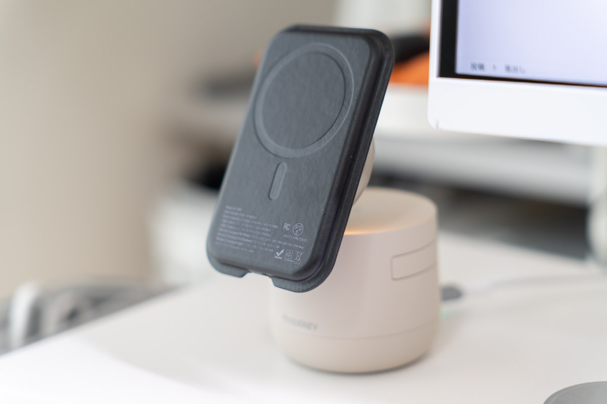 MATECH MagOn Air 5000をワイヤレス充電中