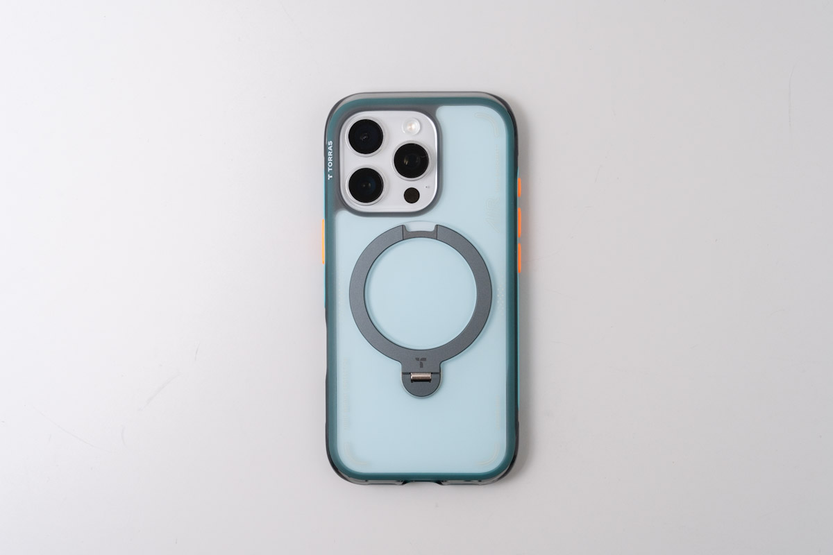 TORRAS Ostand Q3 AirをiPhone 16 Proのホワイトチタニウムに装着