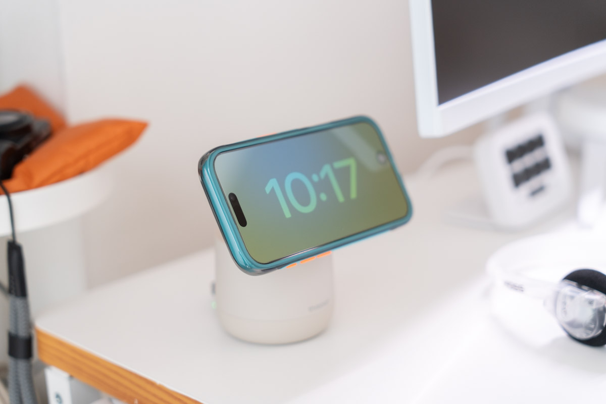 TORRAS Ostand Q3 Airのままワイヤレス充電も可能