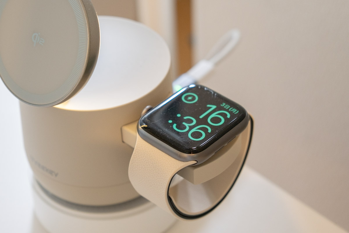 Apple Watchを充電中