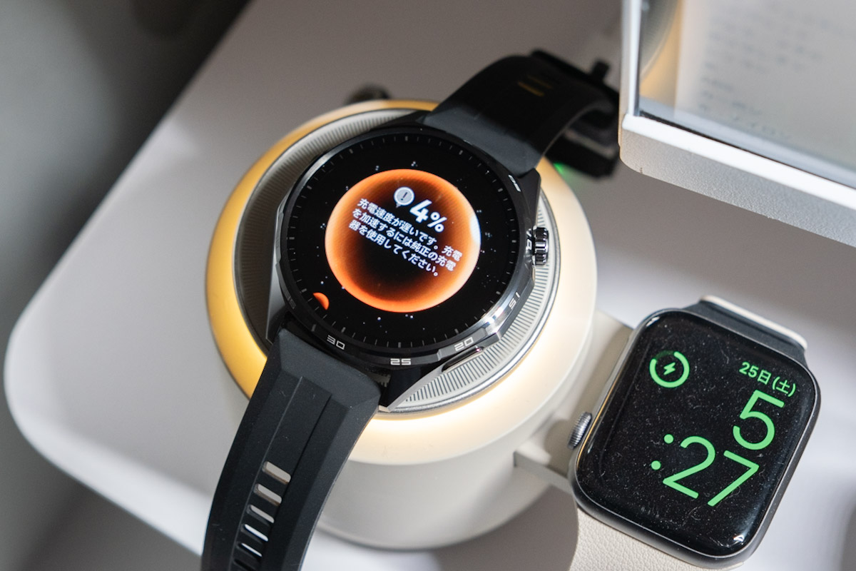 HUAWEI Watch GT 6をQi2充電器で充電中