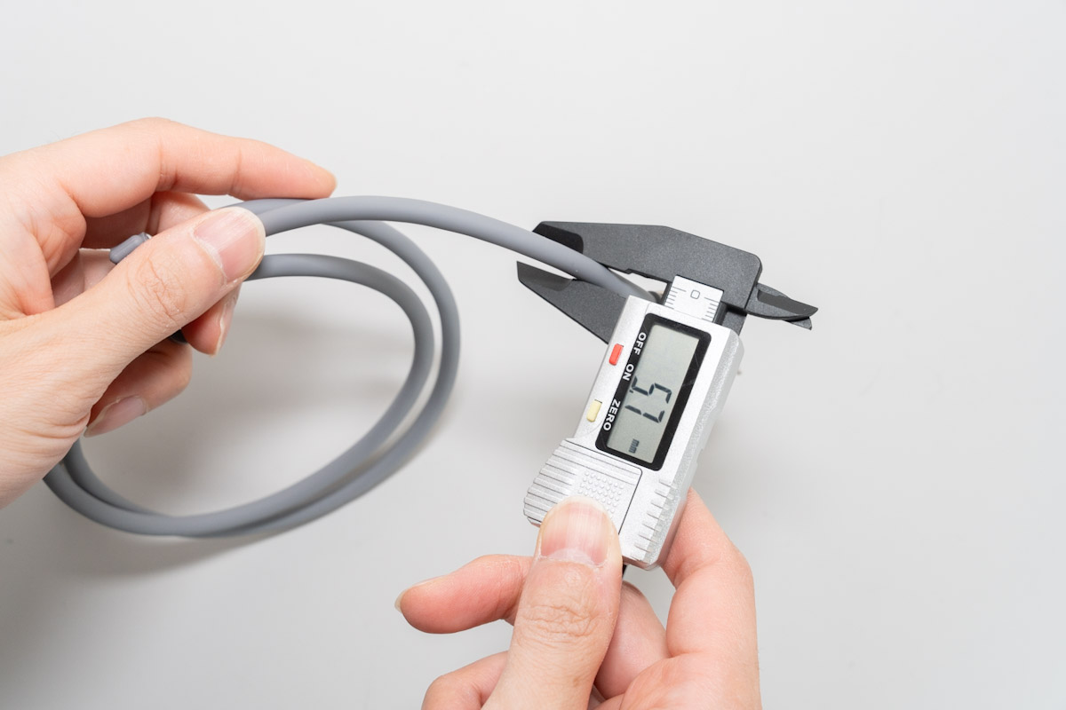 LISEN マルチ充電ケーブル 4in1のケーブルの太さ