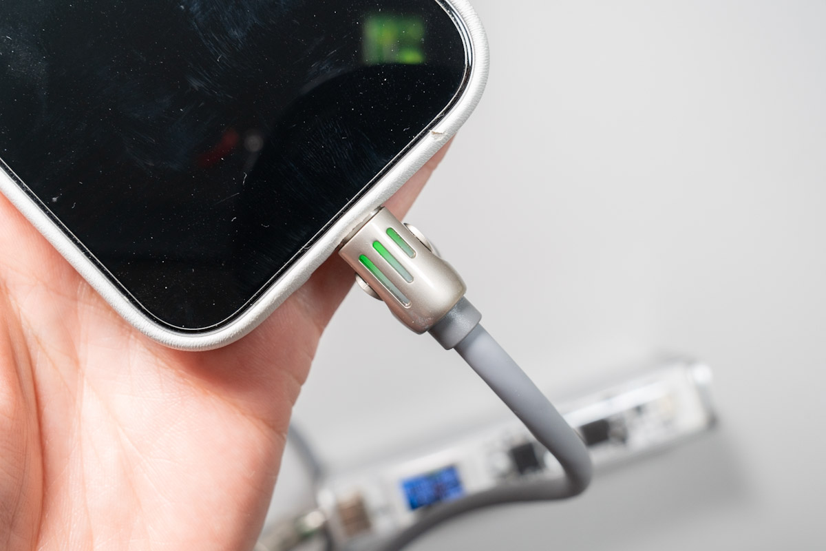 LISEN マルチ充電ケーブル 4in1のRGBライト機能