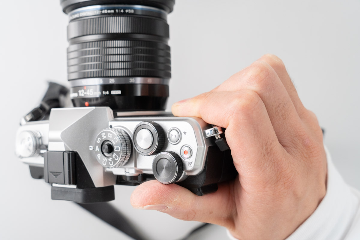 OM SYSTEM OM-3のグリップ感が弱い