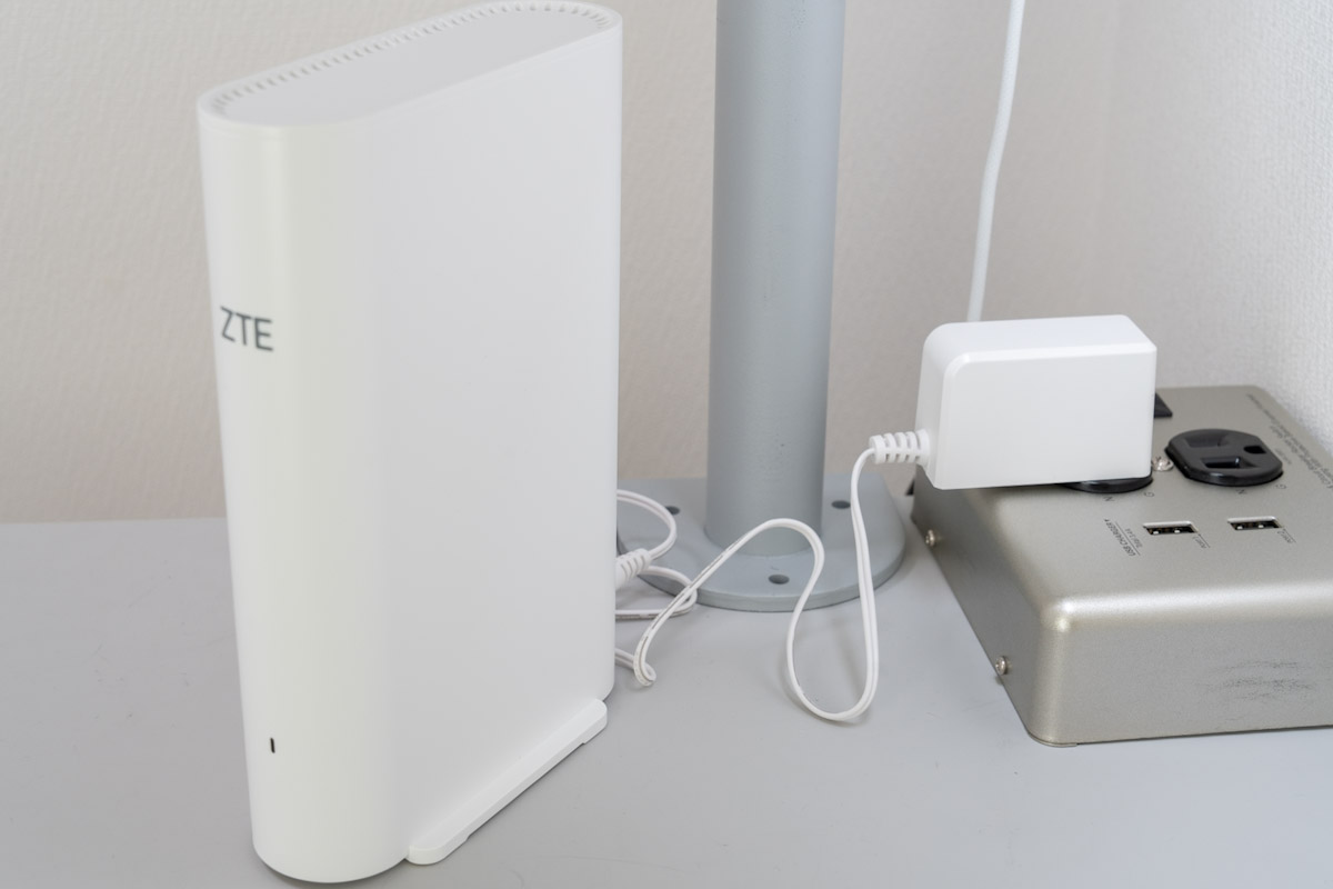 子機となるZTE Sora AX3000を電源に繋ぐ