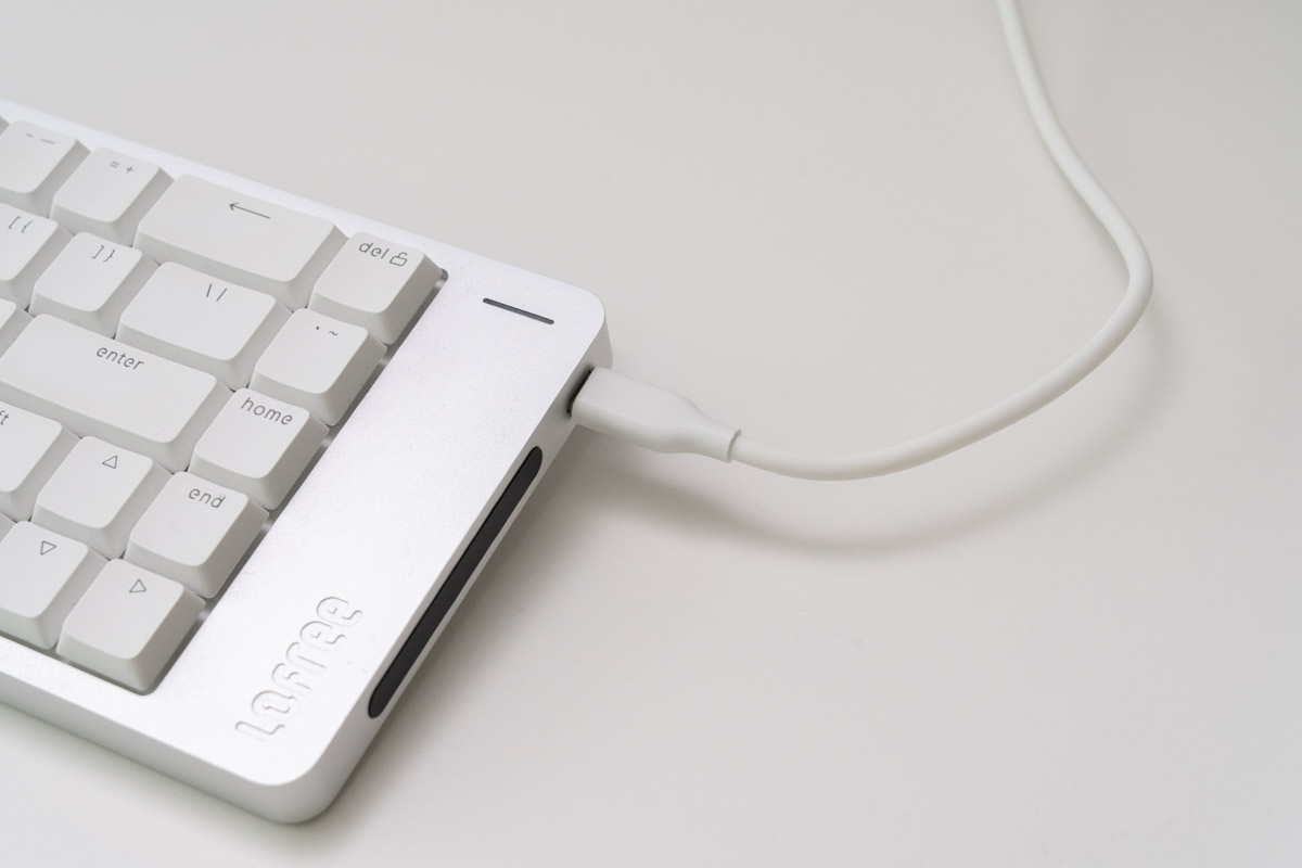 キーボードのUSBポートが側面に