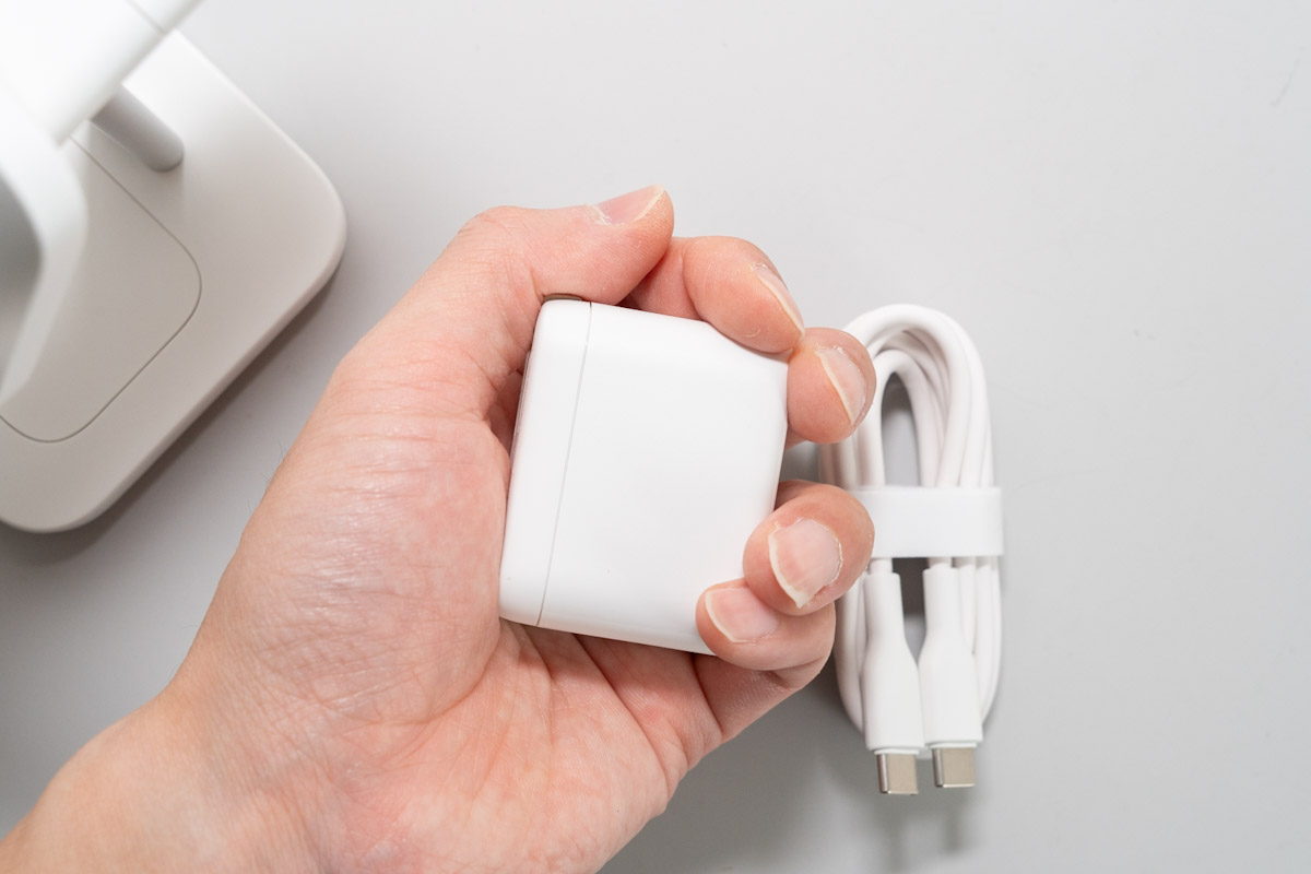 ESR 3-in-1 マグネット充電ステーション付属の充電器