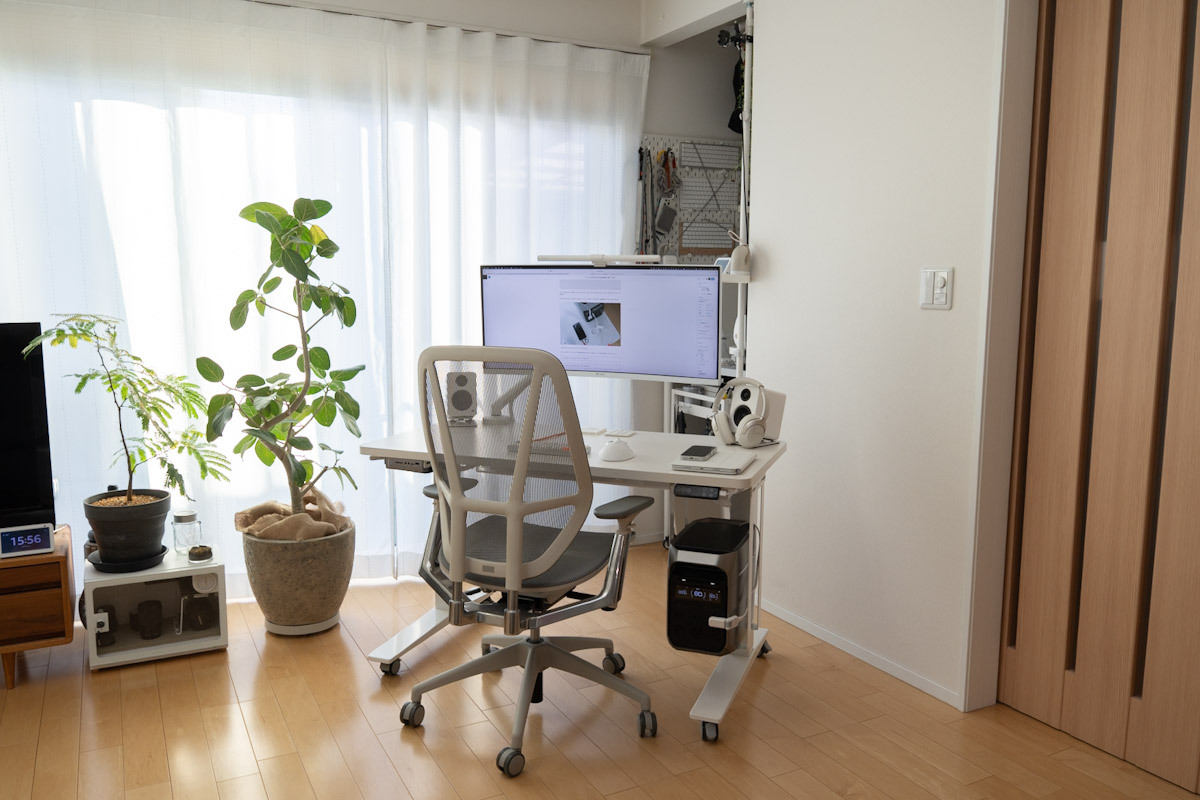 ポータブル電源のおかげでケーブルレスなデスク