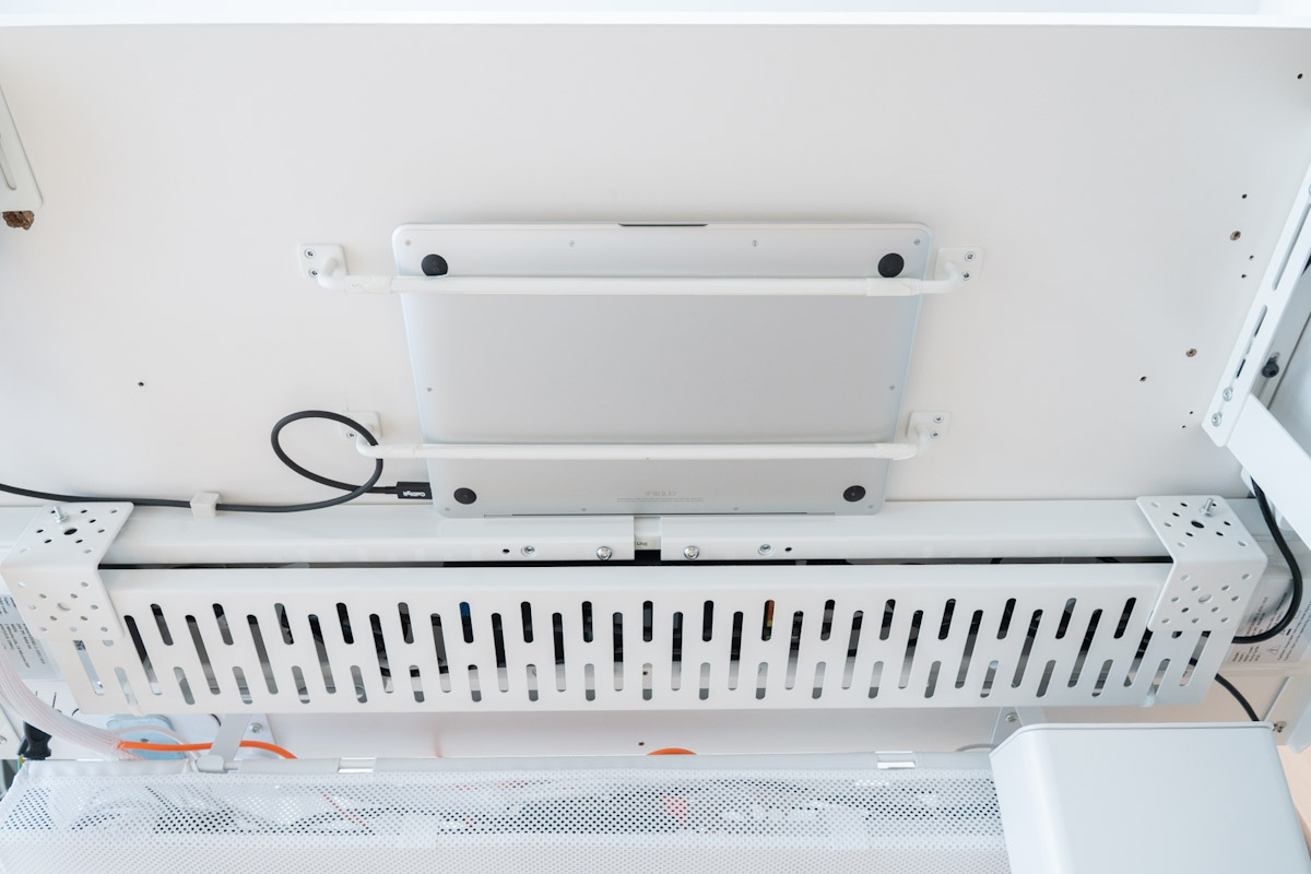 MacBook Airをデスク下へ収納