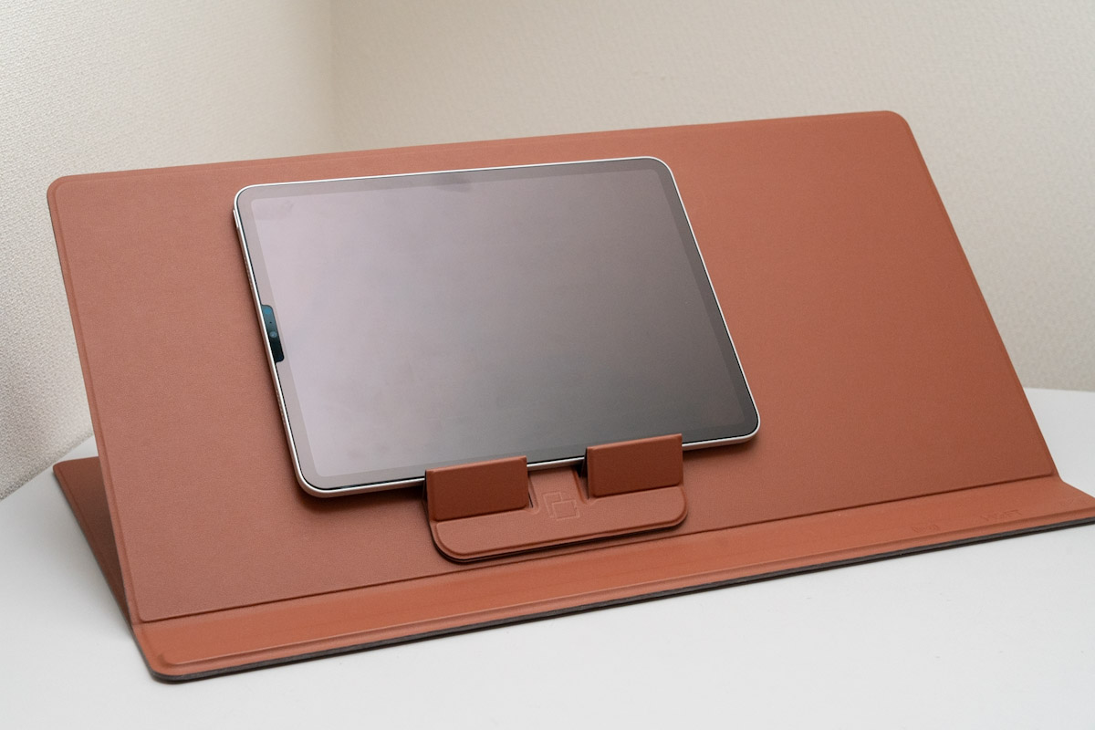MOFT スマートデスクマットのタブレットホルダー