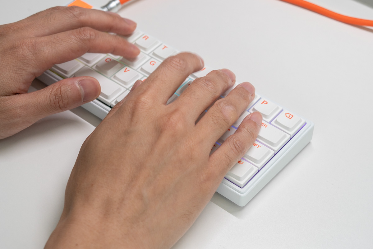 Chosfox Init40をタイピングしている写真