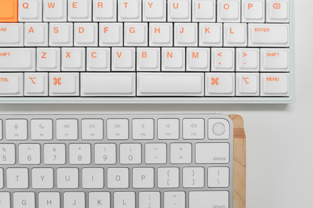 Chosfox Init40とUS配列のMagicKeyboardを並べている写真