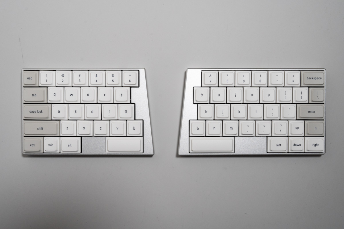 真上から見たElimKeys Elytraの左右ユニット。見慣れたUS配列がそのまま左右に分割されている
