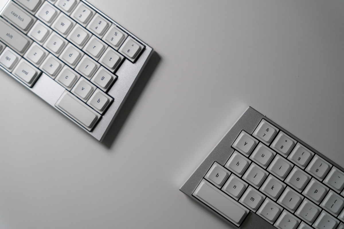 斜めから見たElytra。ロゴのないシンプルな表側のデザイン