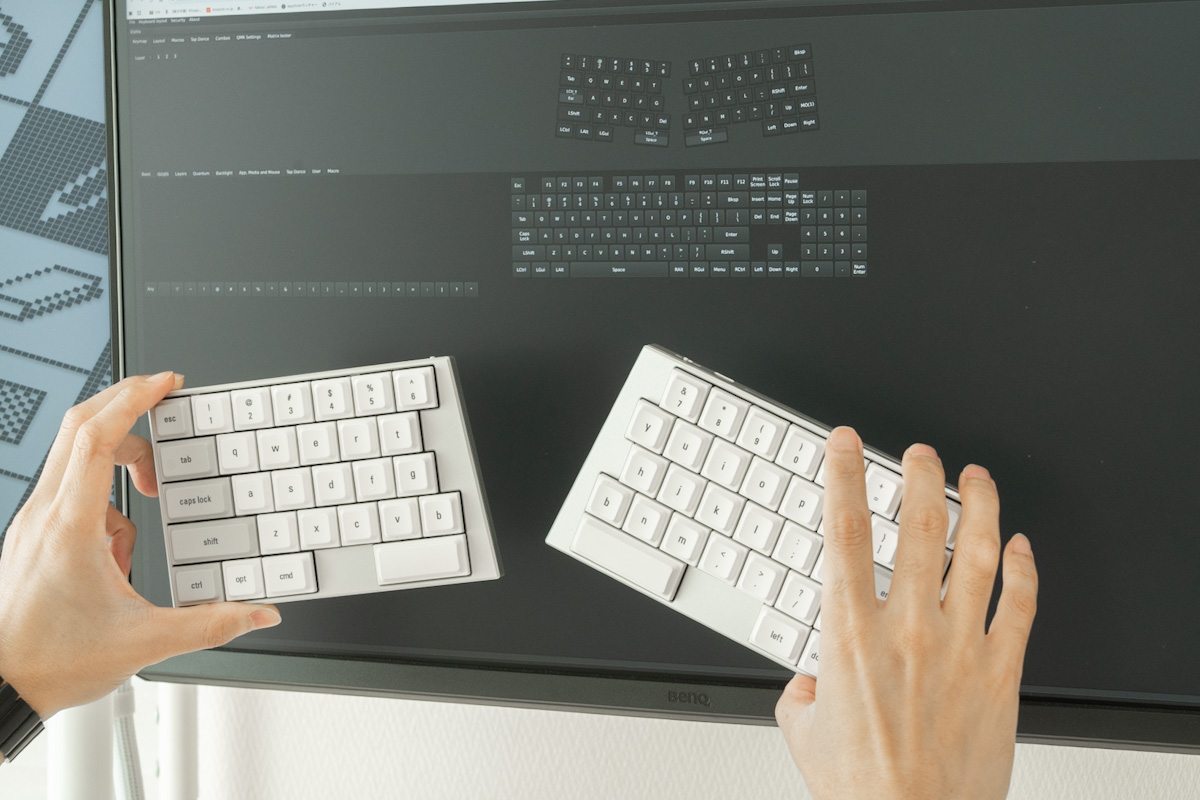 Vialの画面を表示したモニターの前で、Elytraの左右ユニットを手に持っているところ