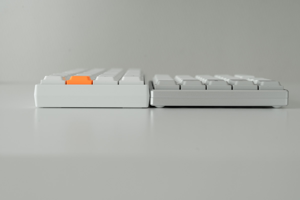 ElytraとGeonix Rev.2.5の厚さ比較。左がGeonix Rev.2.5、右がElytra