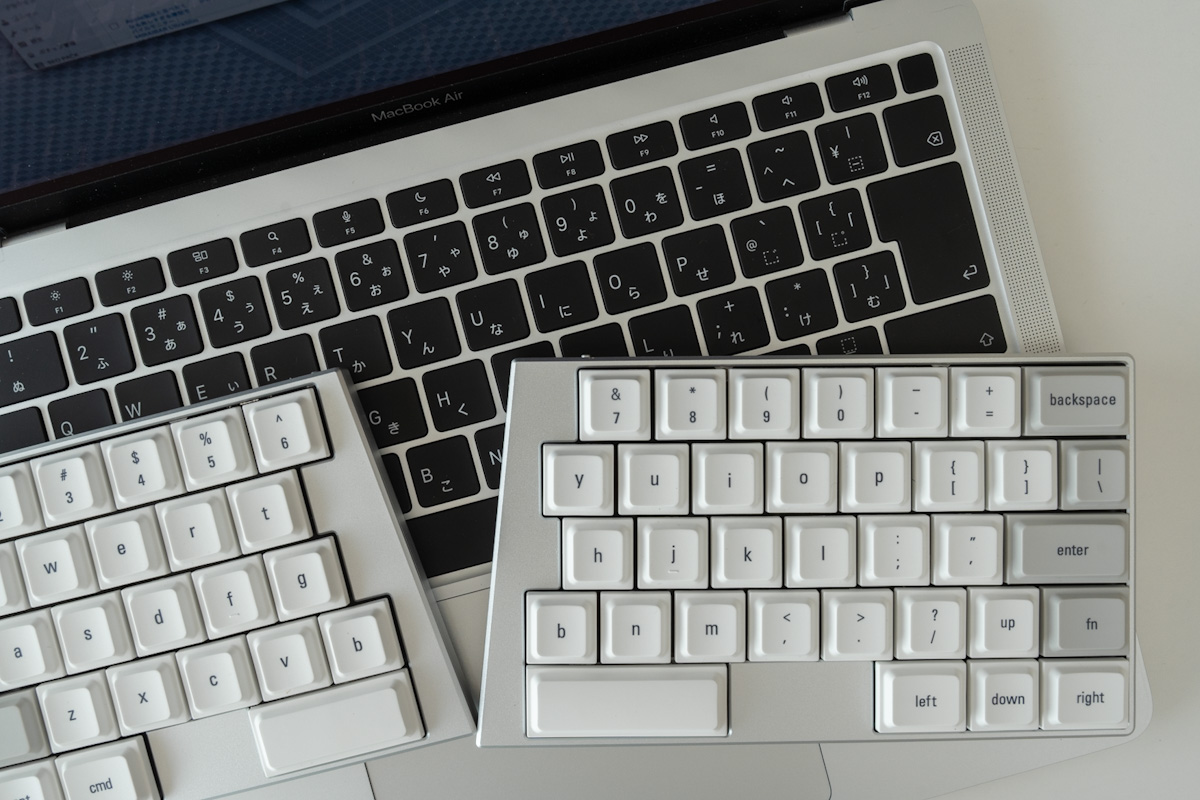 JIS配列のMacBookのキーボードの上に置いたElytra