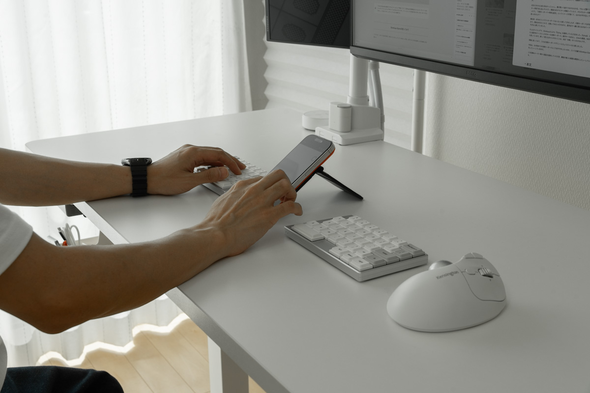 Elytraの左右ユニットの間にスタンドで立てたスマホを置き、操作しているところ