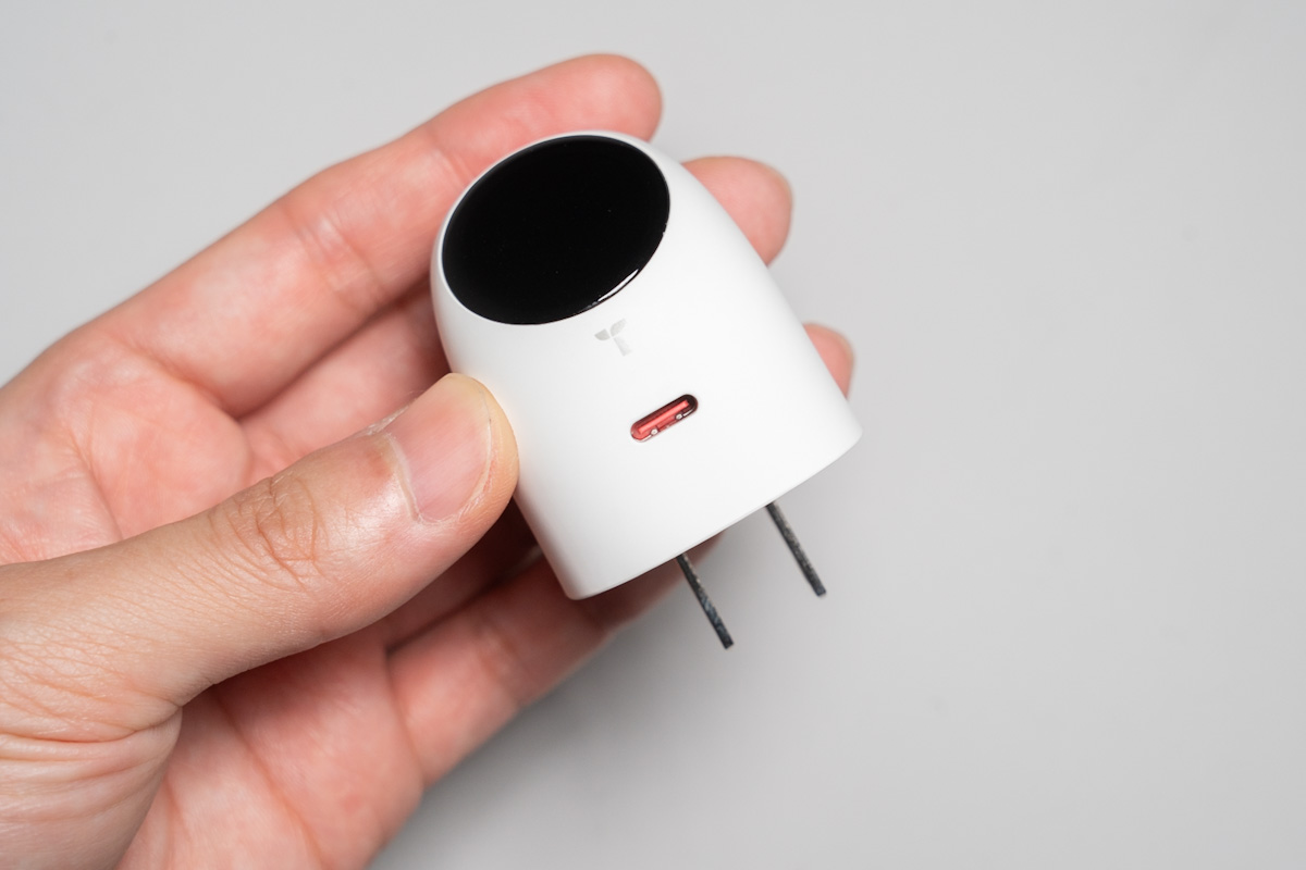 手に持ったTORRAS FlashEye Dotの正面