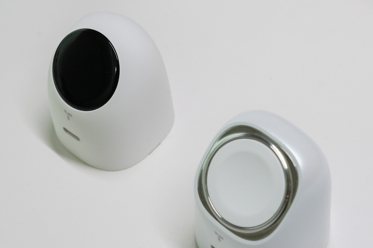FlashEye Dotの液晶ディスプレイと従来モデルのApple Watch充電部