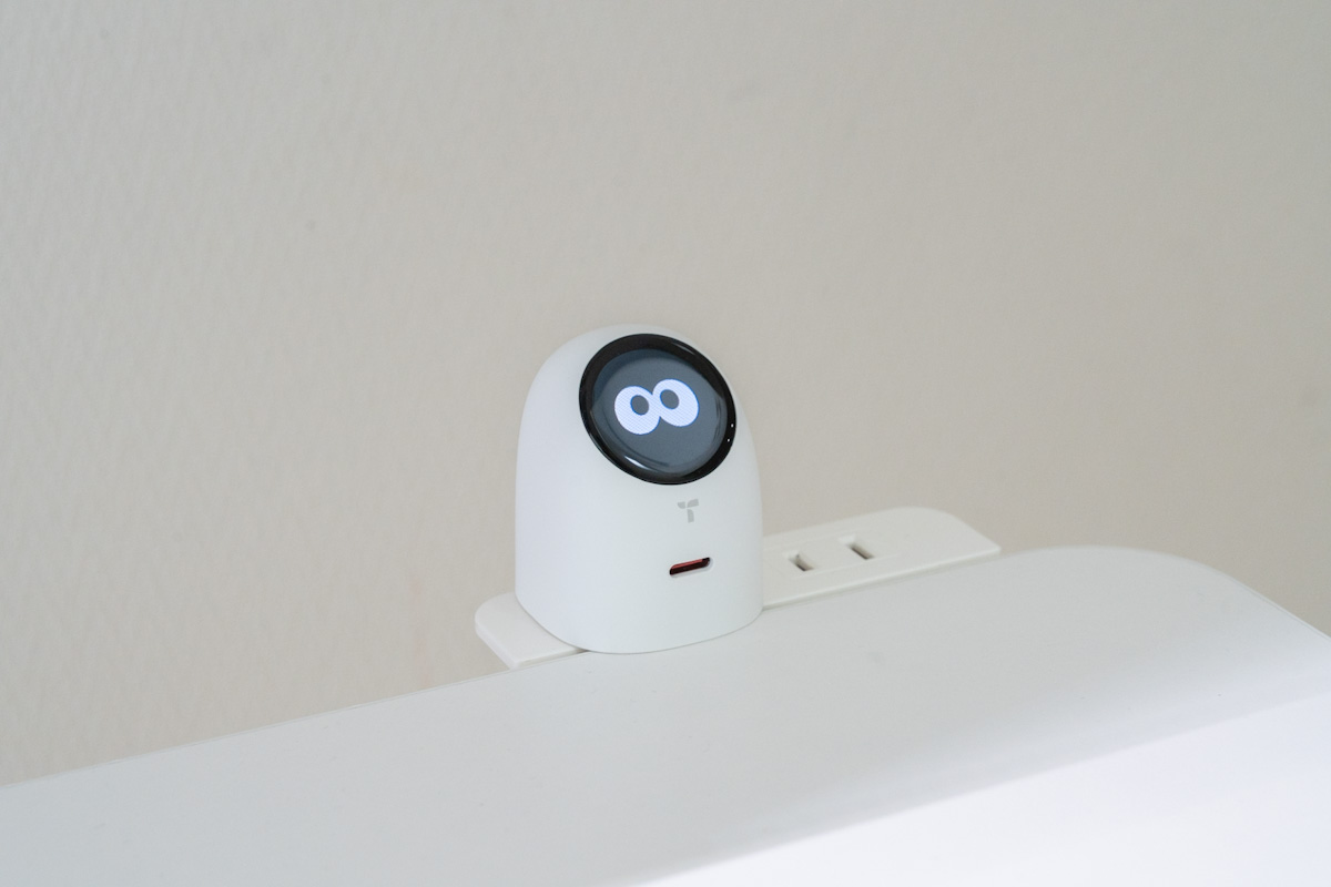 デスク上で目の表情を表示するFlashEye Dot