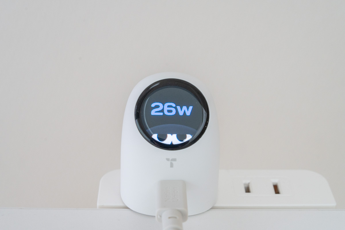 液晶ディスプレイに26Wの充電出力を表示するFlashEye Dot