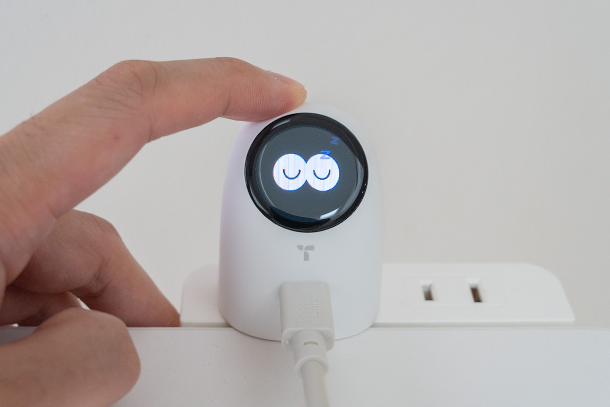 タップ操作に反応して眠たそうな表情を見せるFlashEye Dot