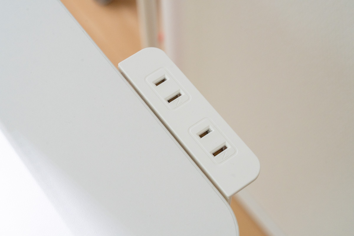 デスクの端へ取り付けたIKEA KOPPLAの電源タップ