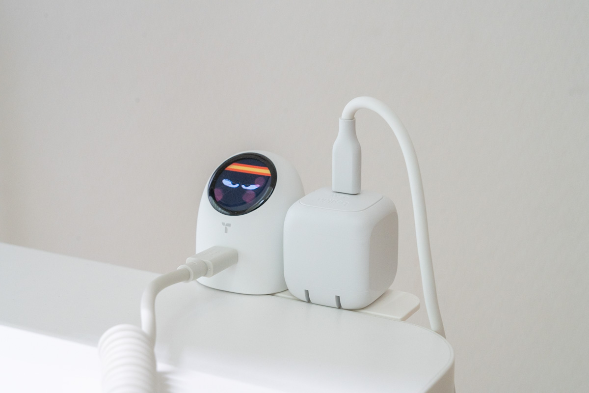 上向きの電源タップに並べて接続した2台の充電器