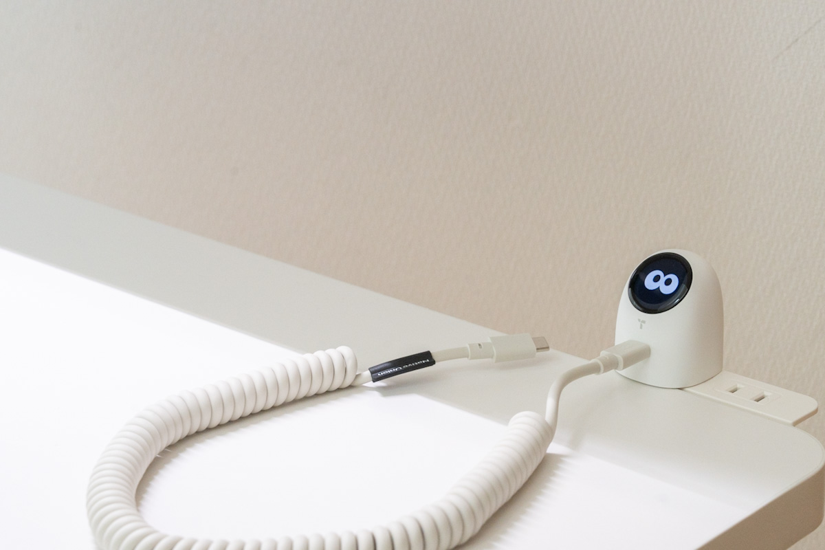 デスクに設置したFlashEye DotとNative Union POP Cable